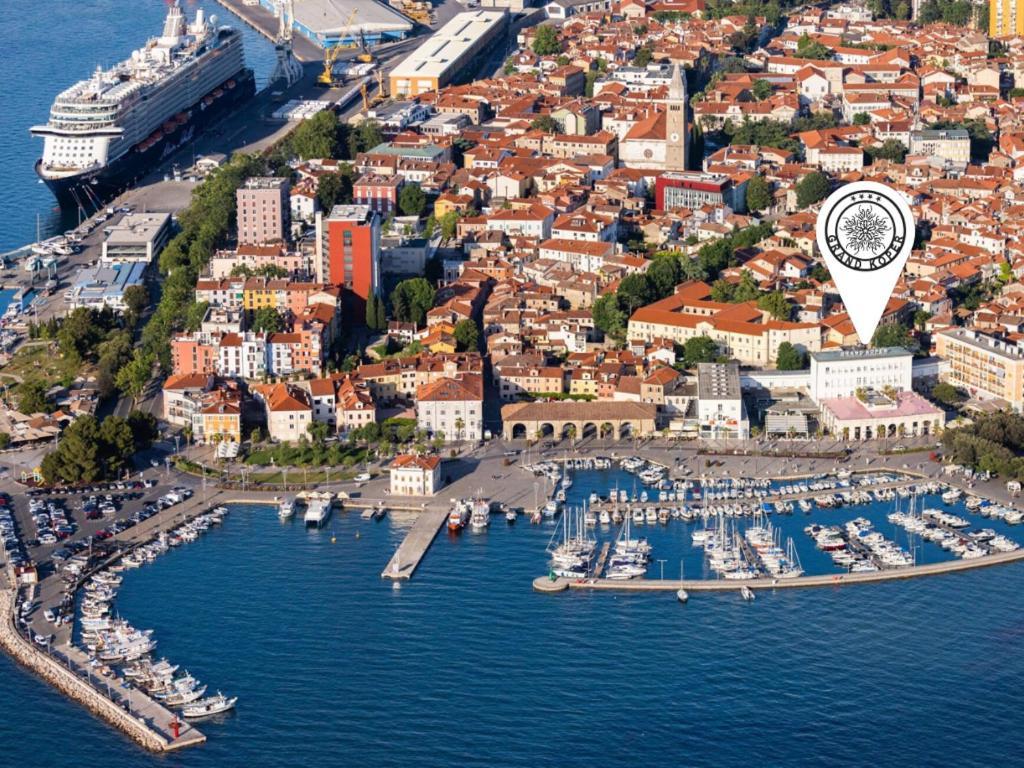 Hotel Grand Koper Bagian luar foto