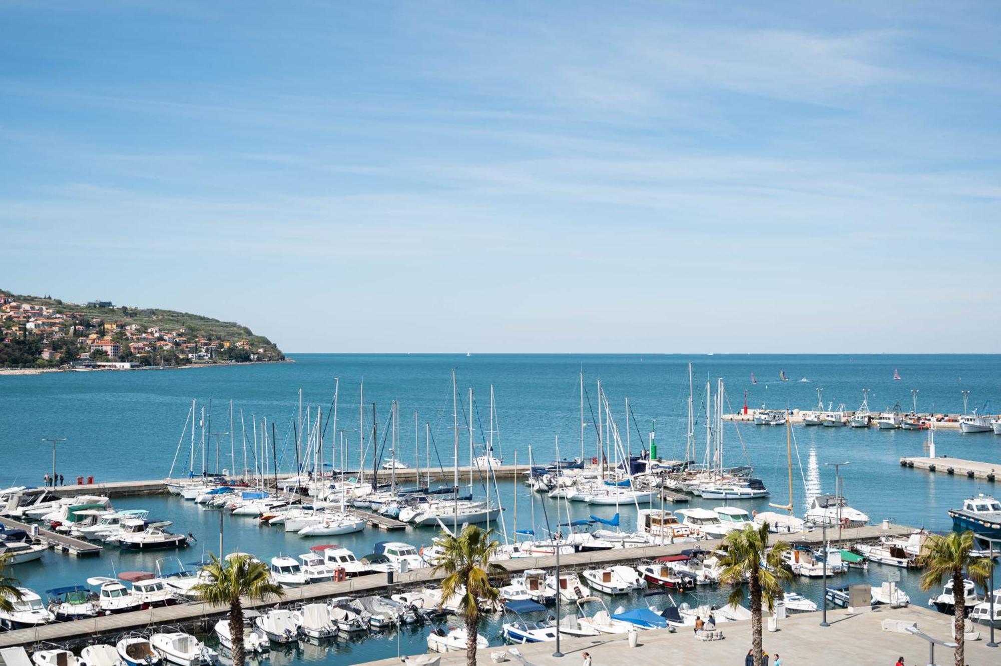 Hotel Grand Koper Bagian luar foto