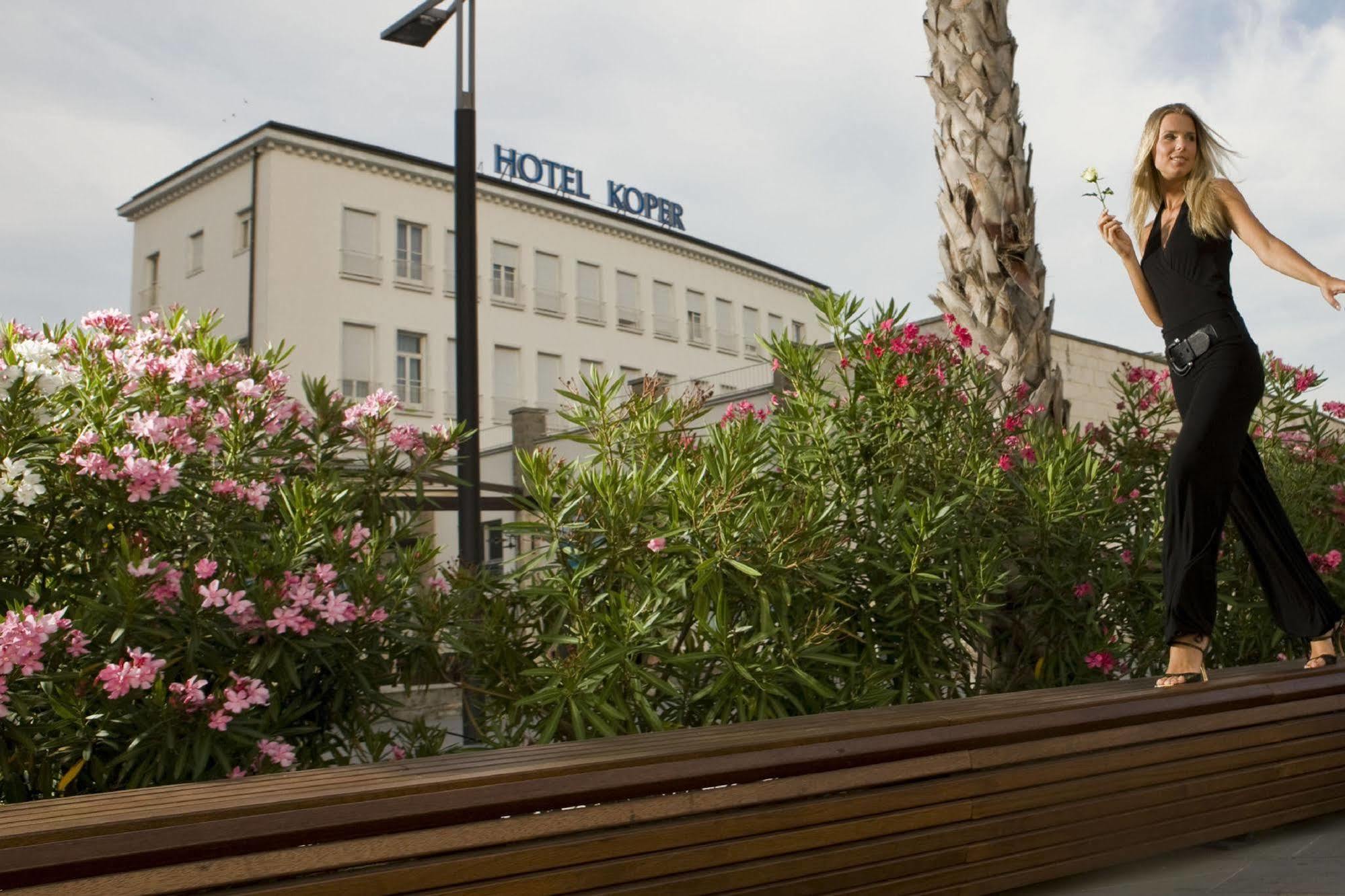 Hotel Grand Koper Bagian luar foto