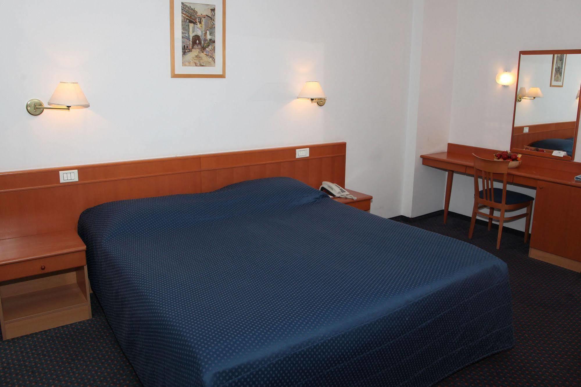 Hotel Grand Koper Bagian luar foto