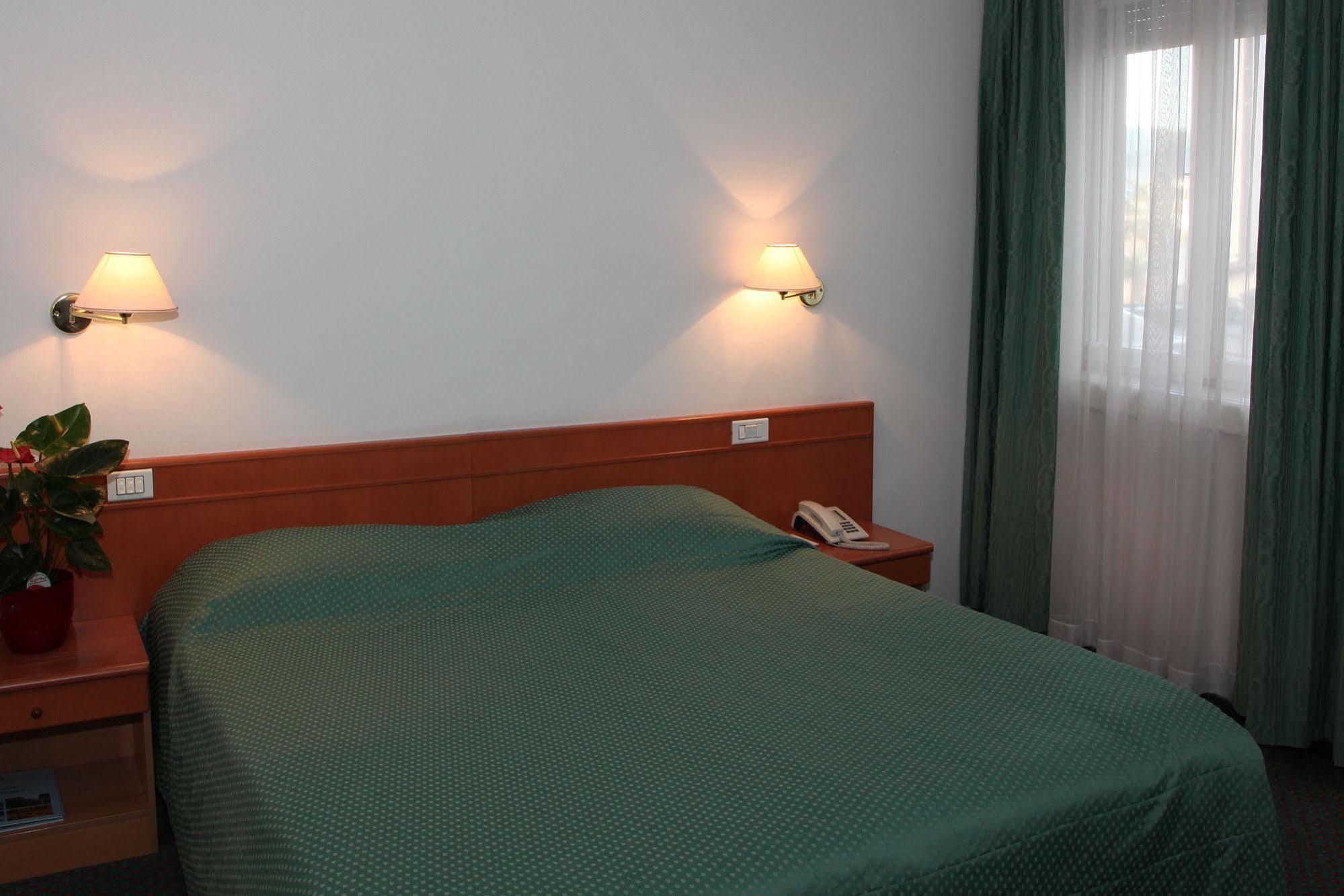 Hotel Grand Koper Bagian luar foto