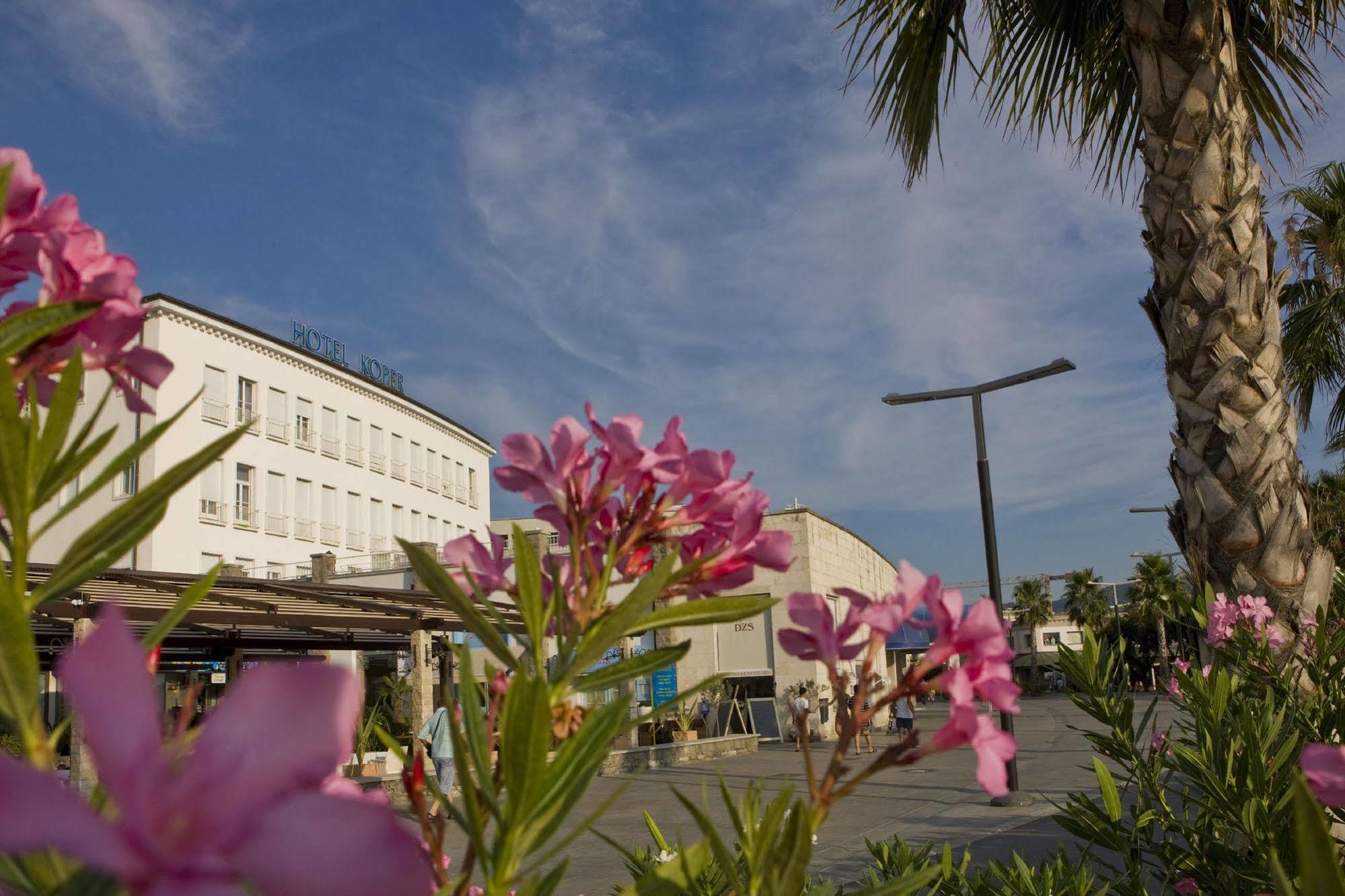 Hotel Grand Koper Bagian luar foto