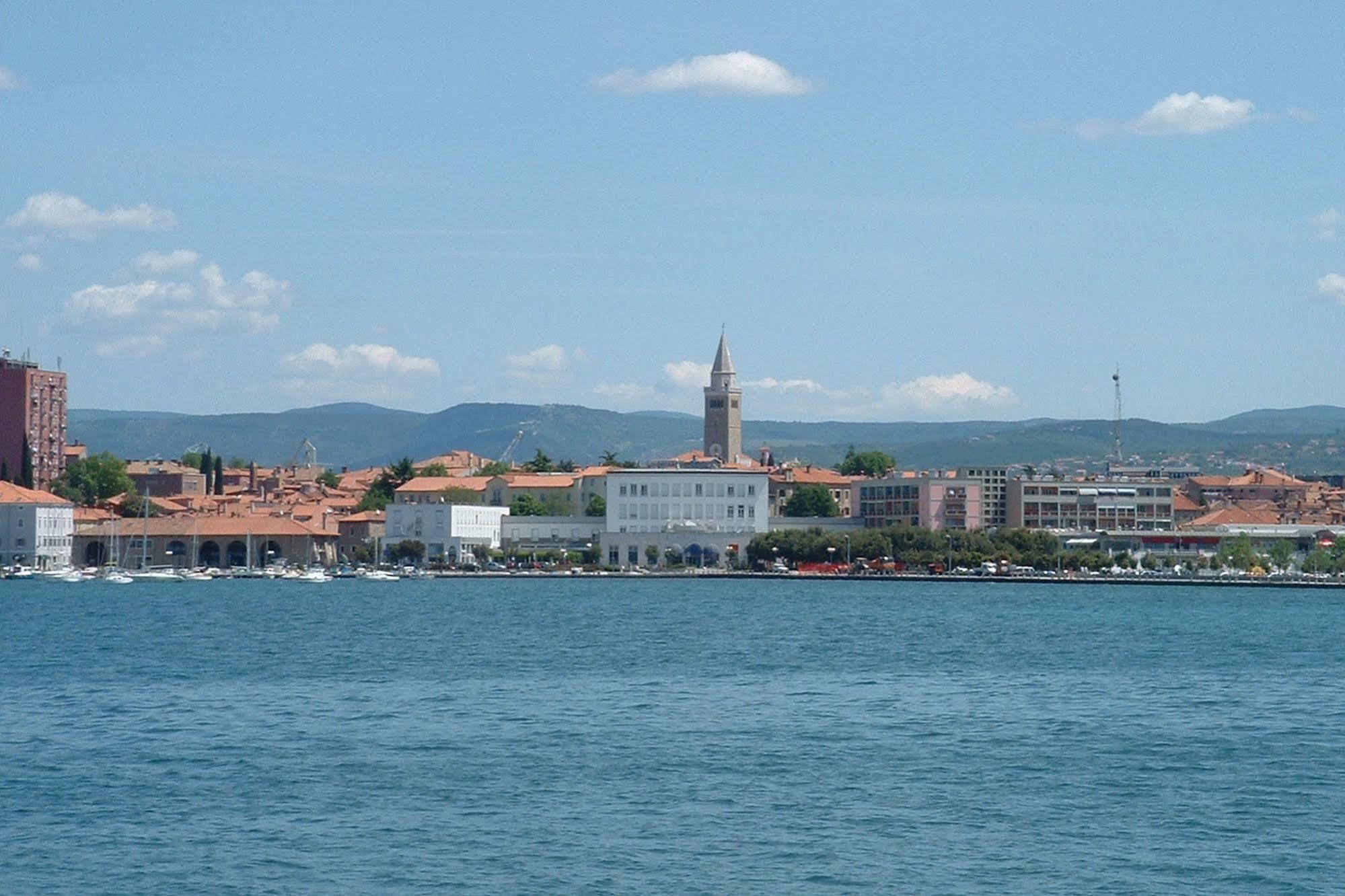 Hotel Grand Koper Bagian luar foto